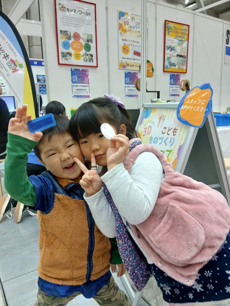 3Dモデリングワークショップ　完成品と子供の様子